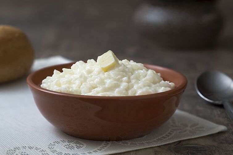 Χυλός ρυζιού σε γάλα για μια μέρα νηστείας με ουρική αρθρίτιδα