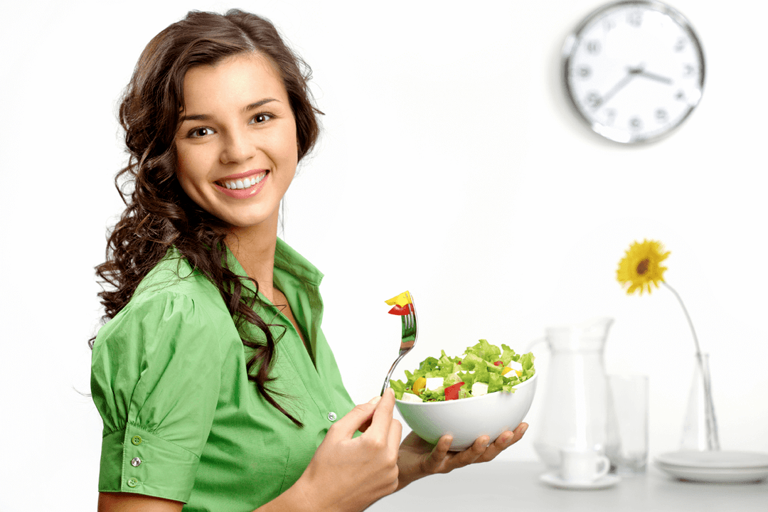 τρώγοντας σαλάτα λαχανικών σε δίαιτα για ομάδα αίματος