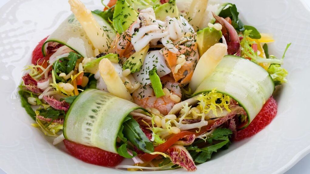 Όταν ακολουθείτε τη φάση «Εναλλαγής» της δίαιτας Dukan, συνιστάται να τρώτε σαλάτα με θαλασσινά