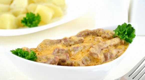 Μοσχαρίσιο κρέας με μανιτάρια σε κρεμώδη σάλτσα - ένα χορταστικό πιάτο κατά τη φάση «Εξυγίανση» της δίαιτας Dukan